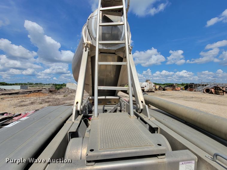 image for item HY9021 2015 Heil  pneumatic dry bulk trailer