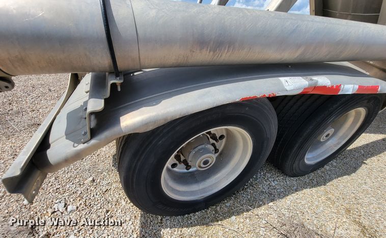 image for item HY9021 2015 Heil  pneumatic dry bulk trailer