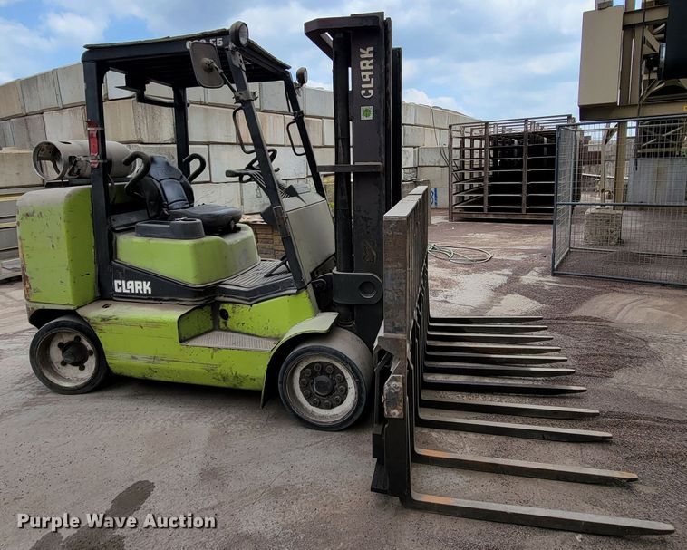 image for item HY9024 Clark CGC55  forklift