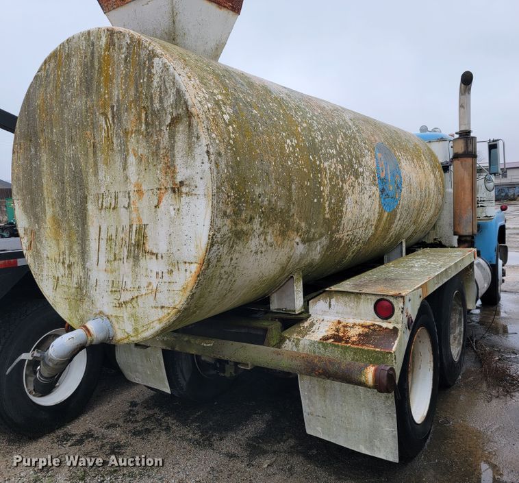 image for item JE9985 1982 Mack R688ST  water truck