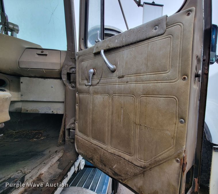 image for item JE9985 1982 Mack R688ST  water truck