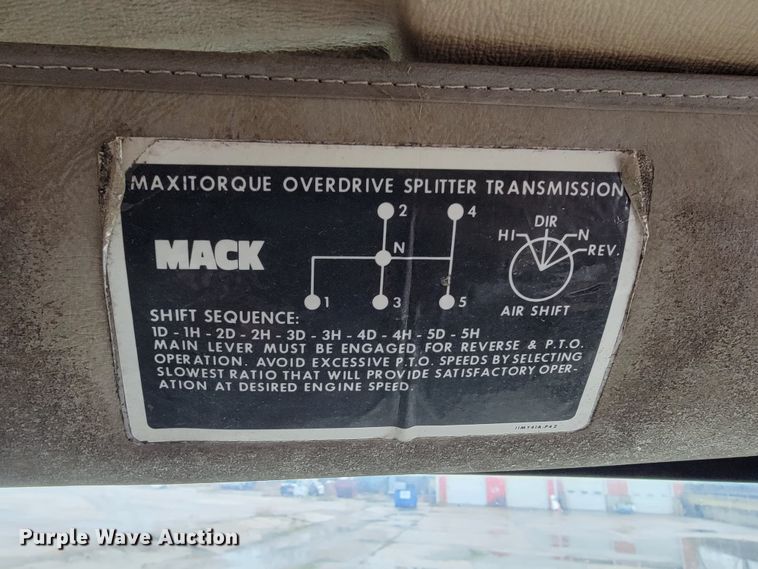 image for item JE9985 1982 Mack R688ST  water truck