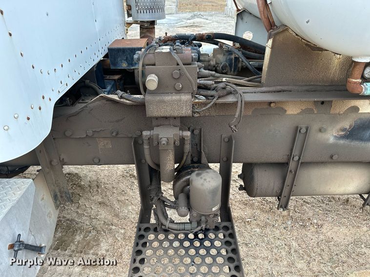 image for item KL9203 2007 Peterbilt 357  ready mix truck