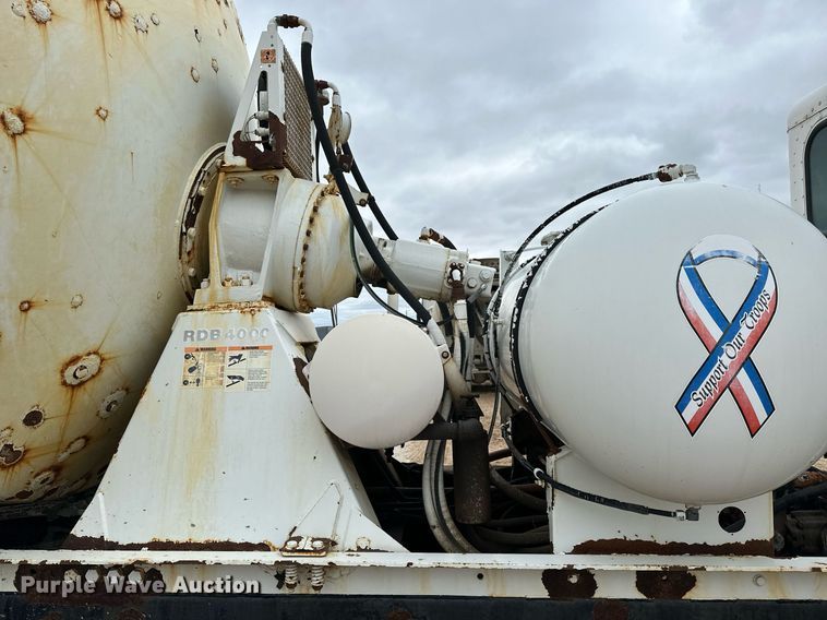 image for item KL9203 2007 Peterbilt 357  ready mix truck