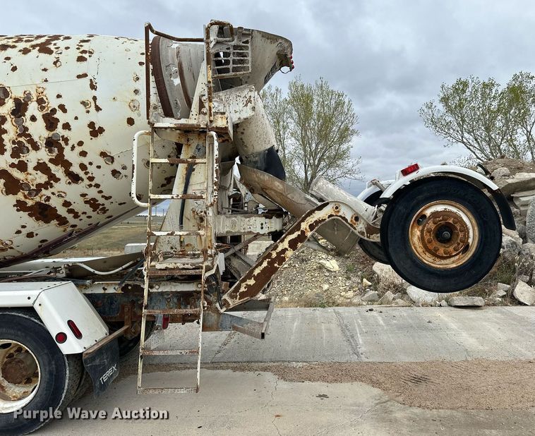 image for item KL9203 2007 Peterbilt 357  ready mix truck