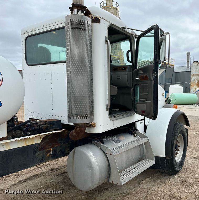 image for item KL9203 2007 Peterbilt 357  ready mix truck