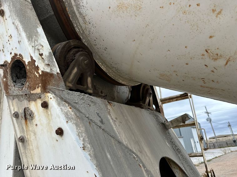 image for item KL9204 2004 Peterbilt 357  ready mix truck