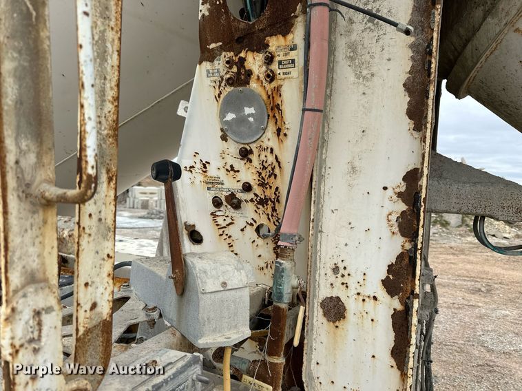 image for item KL9204 2004 Peterbilt 357  ready mix truck