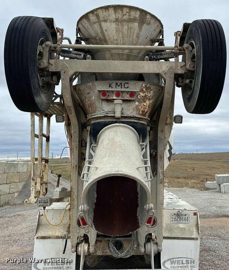 image for item KL9204 2004 Peterbilt 357  ready mix truck