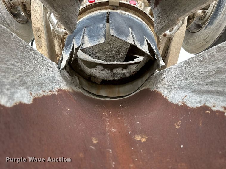 image for item KL9204 2004 Peterbilt 357  ready mix truck