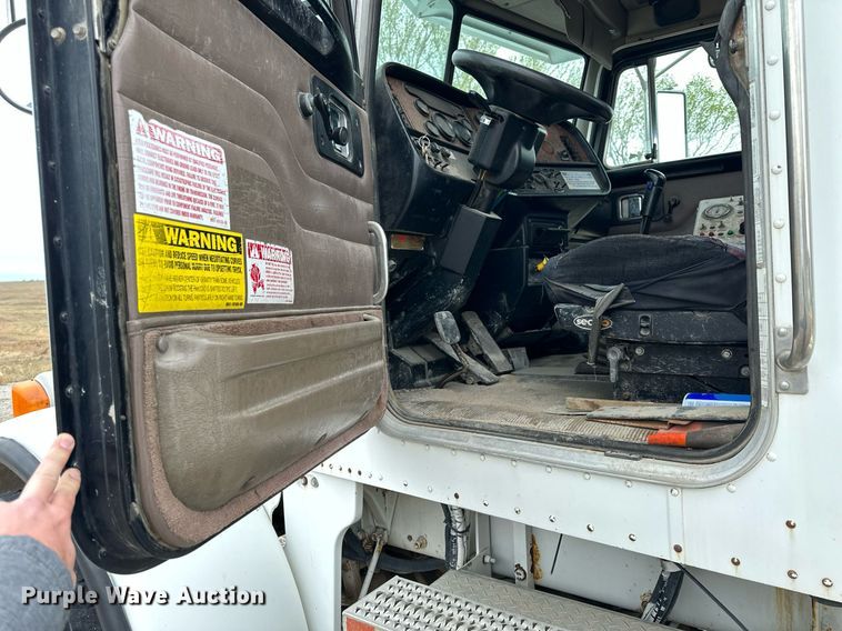 image for item KL9204 2004 Peterbilt 357  ready mix truck