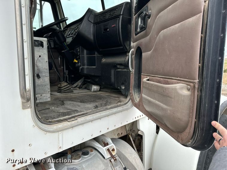 image for item KL9204 2004 Peterbilt 357  ready mix truck