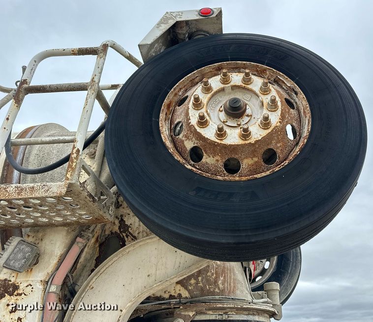 image for item KL9204 2004 Peterbilt 357  ready mix truck