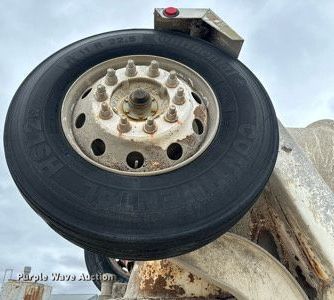 image for item KL9204 2004 Peterbilt 357  ready mix truck