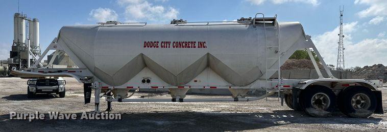 image for item KX9005 1979 Fruehauf  tank trailer