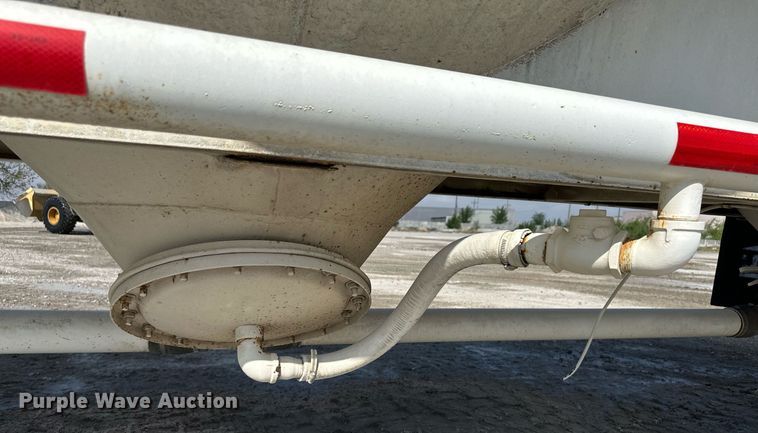 image for item KX9005 1979 Fruehauf  tank trailer