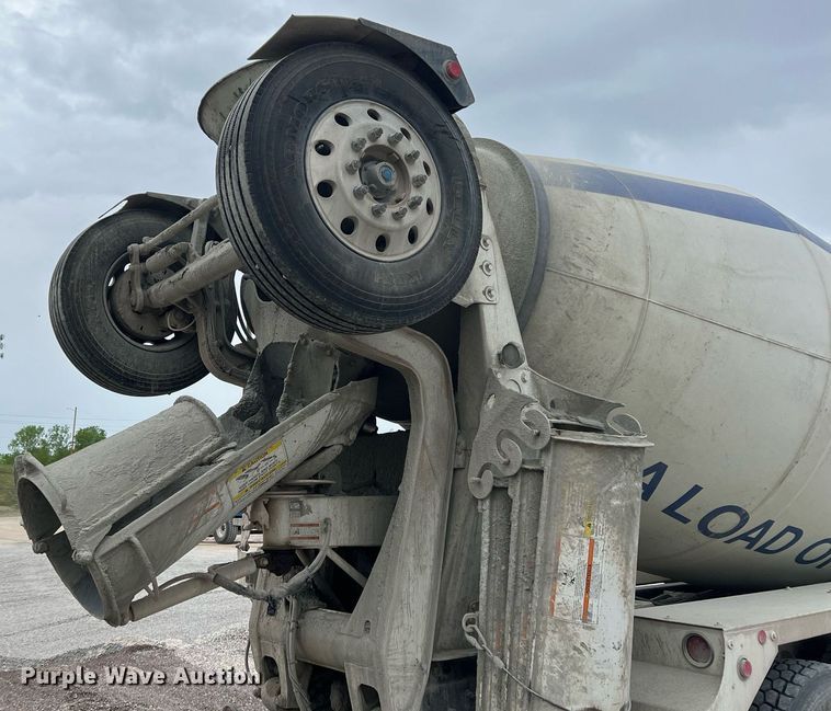 image for item LG9102 2014 Freightliner 114SD  ready mix truck