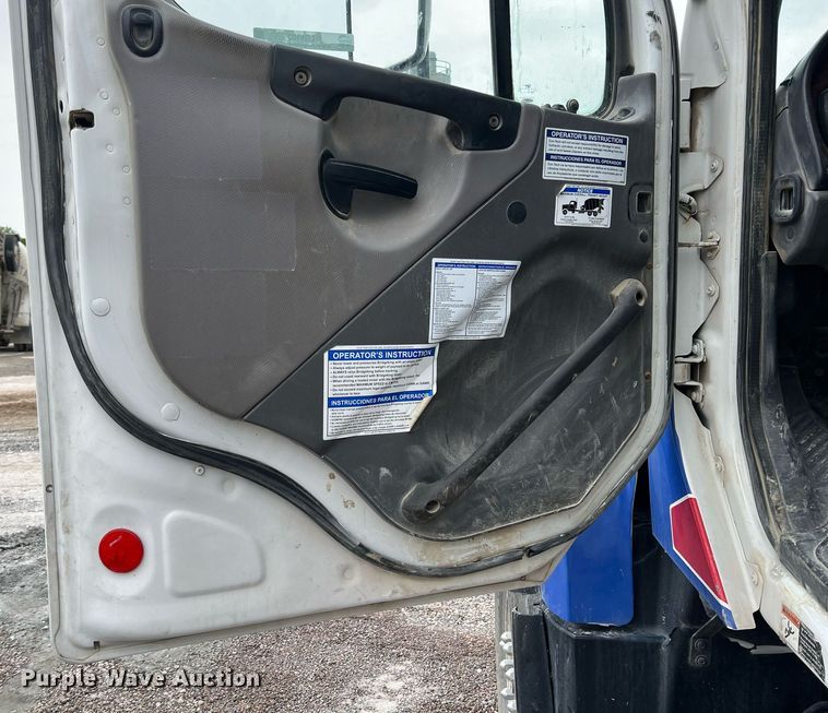 image for item LG9102 2014 Freightliner 114SD  ready mix truck