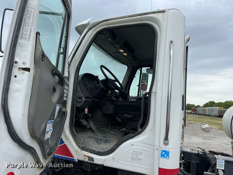 image for item LG9102 2014 Freightliner 114SD  ready mix truck