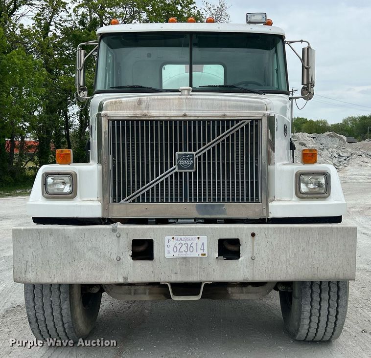 image for item LG9104 2001 Volvo Autocar  ready mix truck