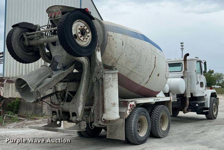 image for item LG9104 2001 Volvo Autocar  ready mix truck