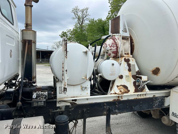 image for item LG9104 2001 Volvo Autocar  ready mix truck