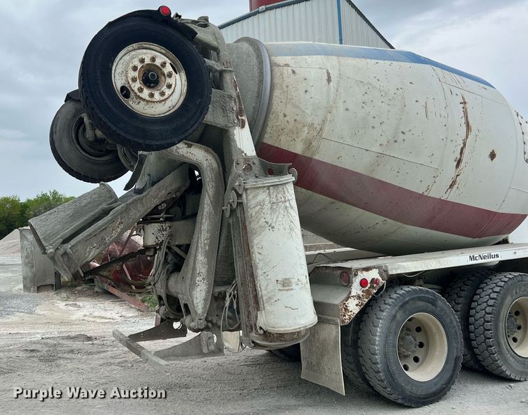 image for item LG9104 2001 Volvo Autocar  ready mix truck