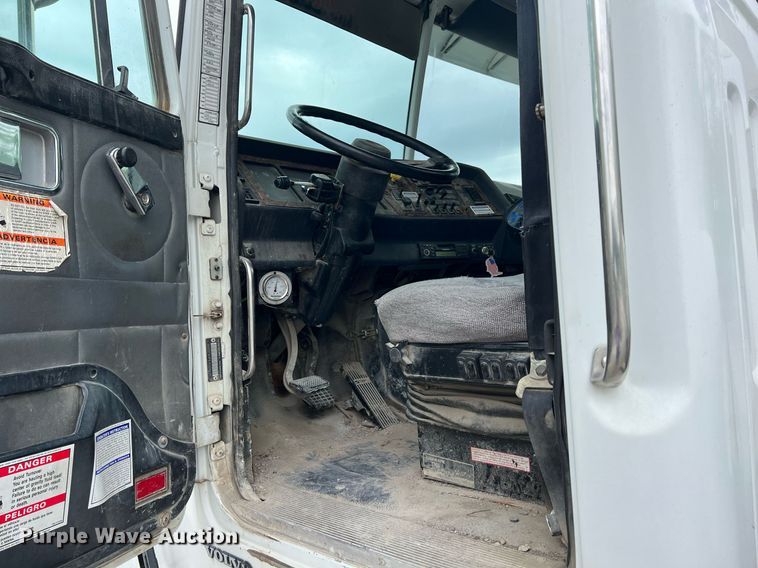 image for item LG9104 2001 Volvo Autocar  ready mix truck