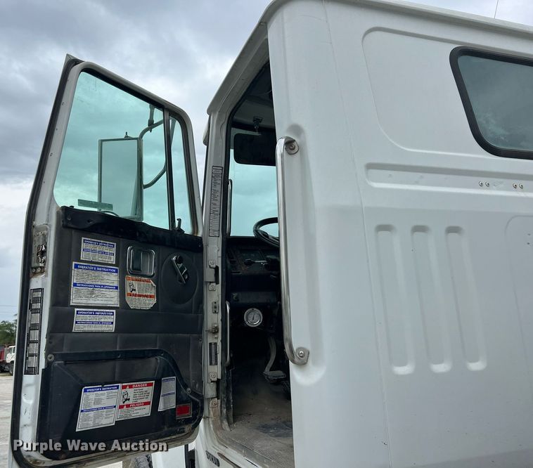 image for item LG9104 2001 Volvo Autocar  ready mix truck