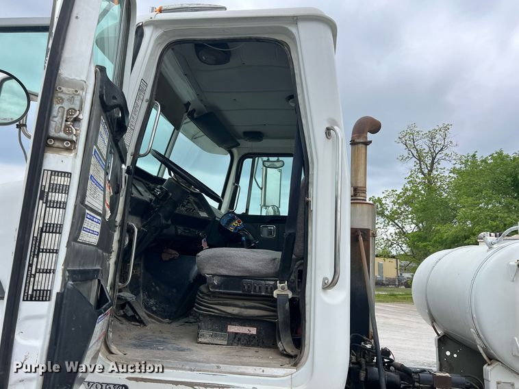 image for item LG9104 2001 Volvo Autocar  ready mix truck