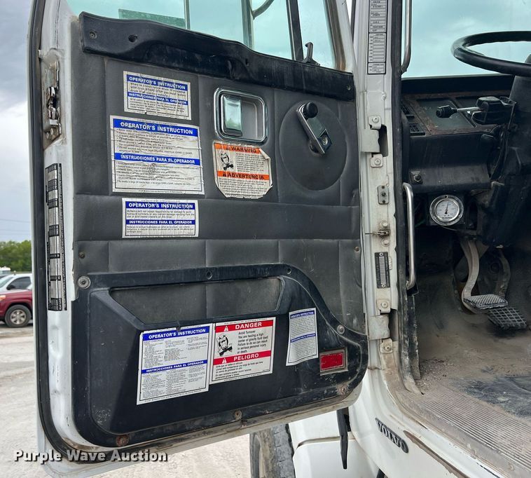 image for item LG9104 2001 Volvo Autocar  ready mix truck