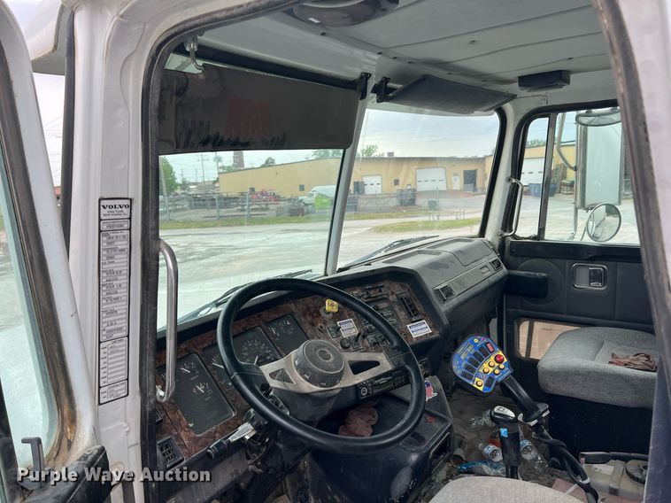 image for item LG9104 2001 Volvo Autocar  ready mix truck