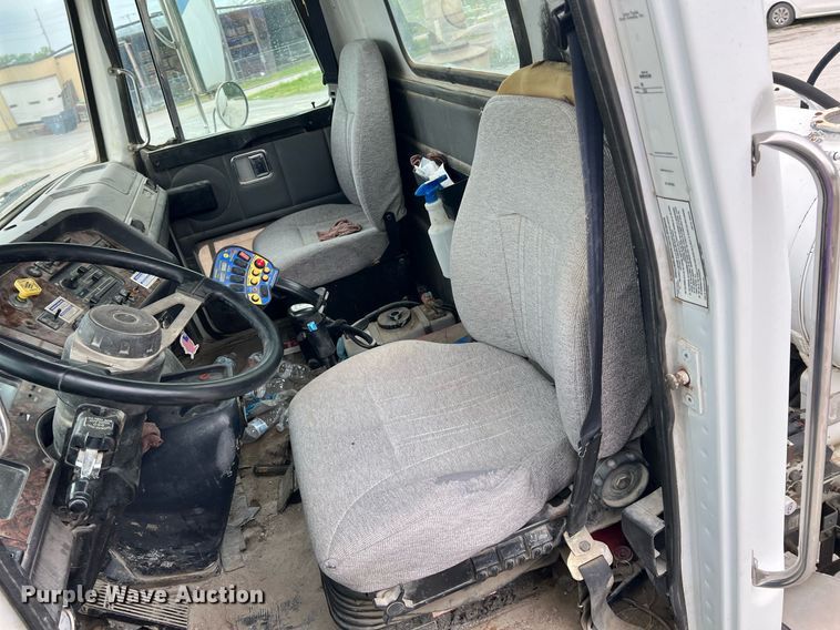 image for item LG9104 2001 Volvo Autocar  ready mix truck