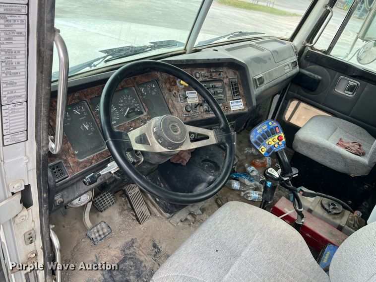 image for item LG9104 2001 Volvo Autocar  ready mix truck