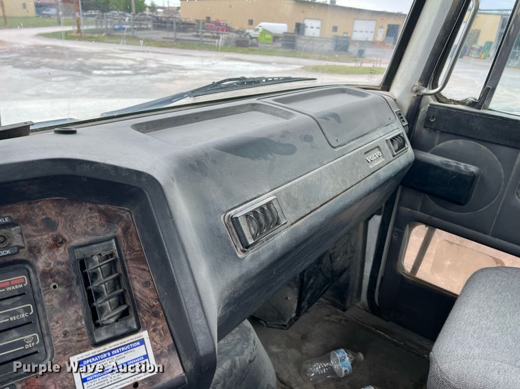 image for item LG9104 2001 Volvo Autocar  ready mix truck