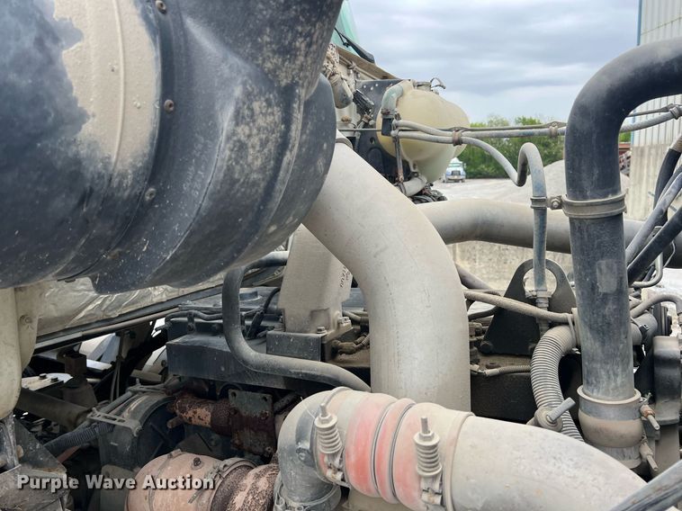 image for item LG9104 2001 Volvo Autocar  ready mix truck