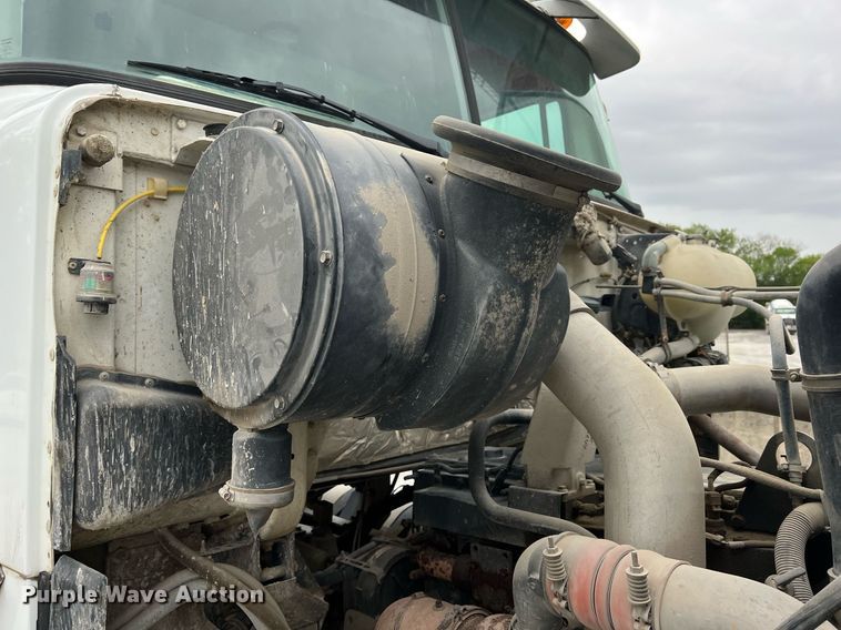 image for item LG9104 2001 Volvo Autocar  ready mix truck