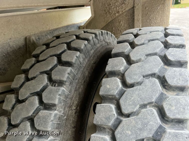 image for item LG9104 2001 Volvo Autocar  ready mix truck