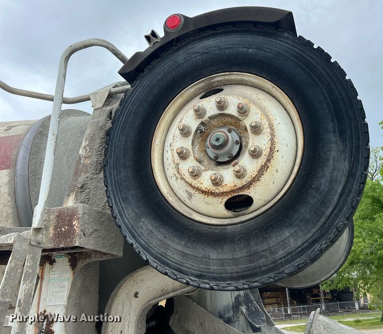 image for item LG9104 2001 Volvo Autocar  ready mix truck