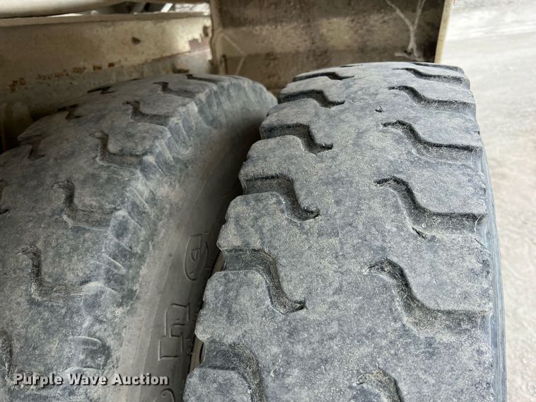 image for item LG9104 2001 Volvo Autocar  ready mix truck