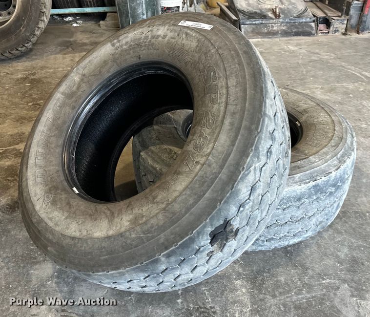image for item LN9205 (2) Dunlop 425/65R22.5 tires