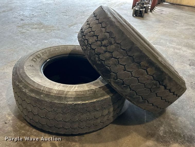 image for item LN9205 (2) Dunlop 425/65R22.5 tires