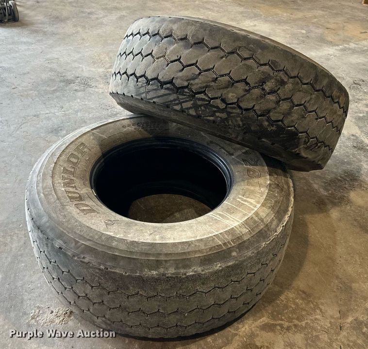 image for item LN9205 (2) Dunlop 425/65R22.5 tires