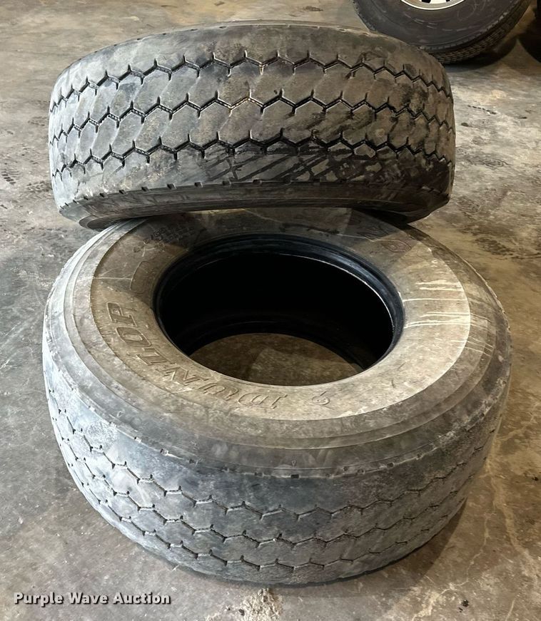 image for item LN9205 (2) Dunlop 425/65R22.5 tires