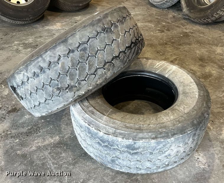 image for item LN9205 (2) Dunlop 425/65R22.5 tires