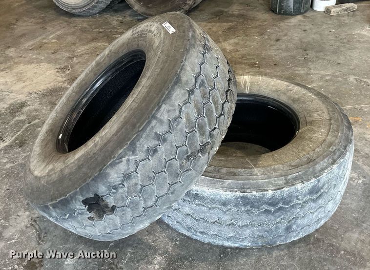 image for item LN9205 (2) Dunlop 425/65R22.5 tires