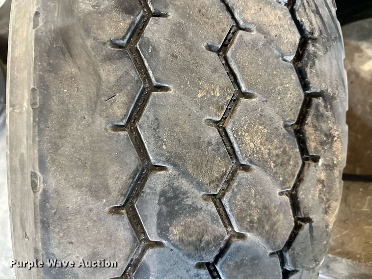 image for item LN9205 (2) Dunlop 425/65R22.5 tires