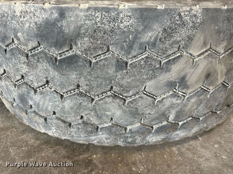 image for item LN9205 (2) Dunlop 425/65R22.5 tires