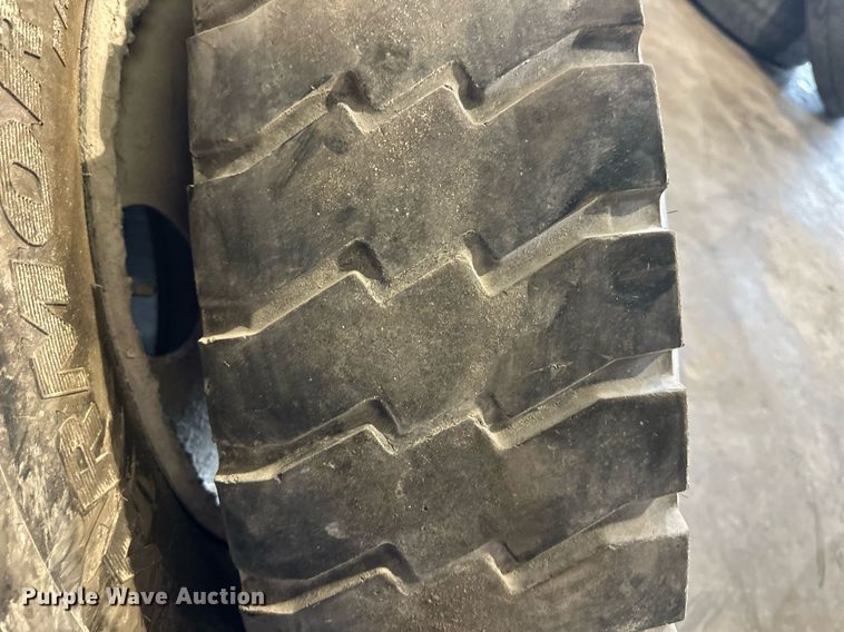 image for item LN9207 (6) 11R22.5 tires