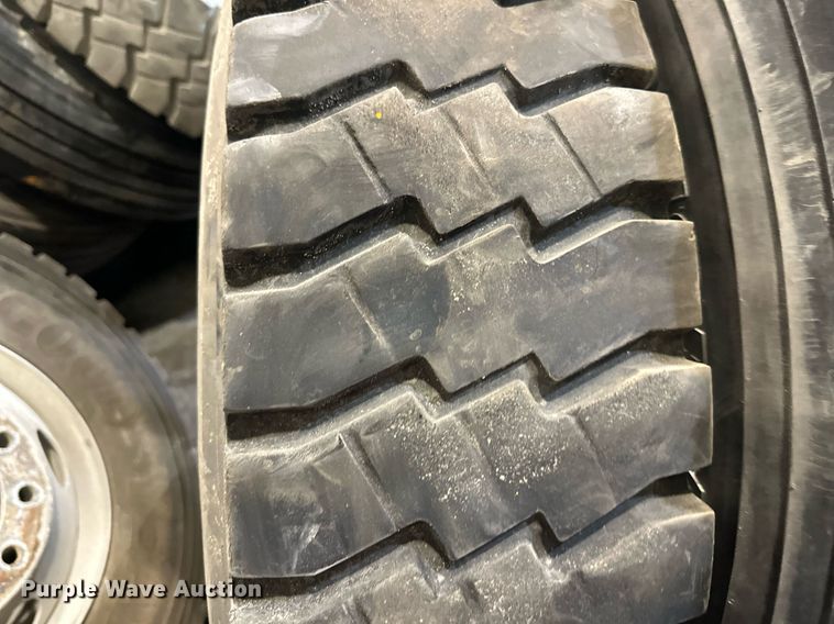 image for item LN9207 (6) 11R22.5 tires